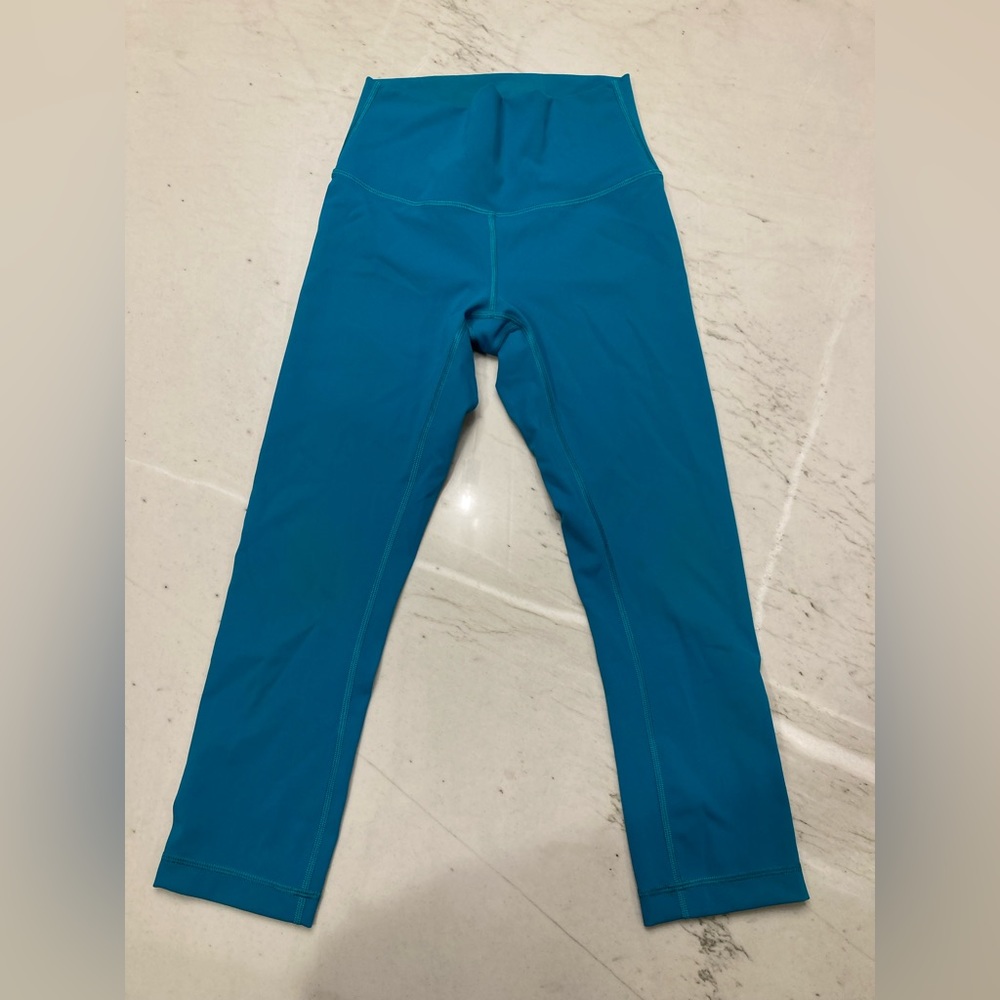 NWOT Lululemon Turquoise Wunder Under Cropped Size 4